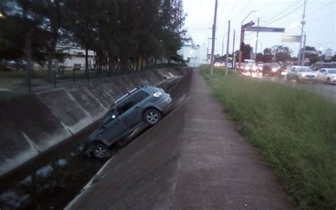 Automovilista cae a canal con todo y vehículo en las cercanías del