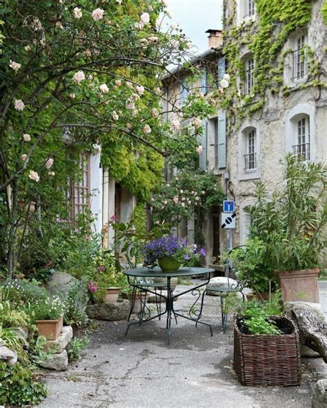 Saignon France Cozyplaces French Courtyard French Garden