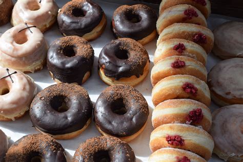 Doughnut vs Donut: Which Spelling Should You Actually Use?