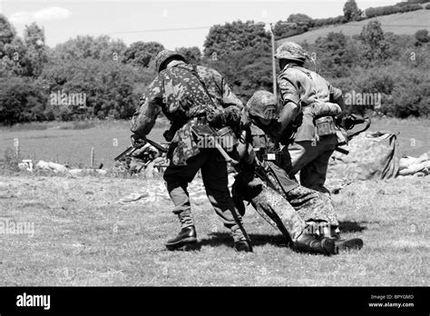 Soldaten Der Waffen Ss Ss In Der Normandie 1944 Stockfoto Bild