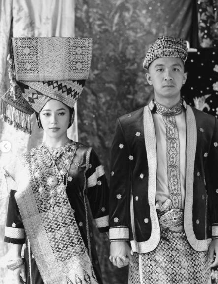 Kedua, relasi antara hukum islam dan hukum adat dalam perkawinan adat lelarian adalah berdialektik secara harmonis. Junjung Adat Minangkabau Di Hari Pernikahan, NIKITA WILLY ...