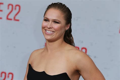 ronda rousey nearly loses finger while shooting 9 1 1 for fox
