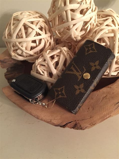 In this video, i demonstrate how to open the ring found on louis vuitton's bag charms, key rings, key ring holder and key pouch/clefs. Louis Vuitton 4 key, Christmas 2016, monogram. # ...