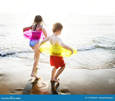 I Bambini Con La Nuotata Suona Il Gioco Alla Spiaggia Fotografia Stock Immagine Di Americano