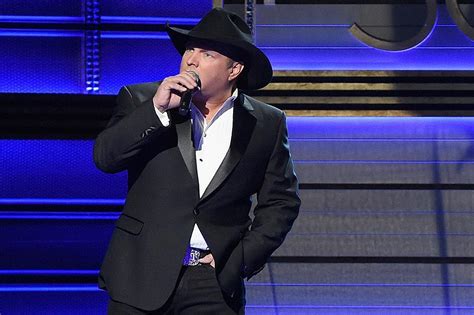 Garth Brooks Favorite Cma Awards Memory Is One No One Else Saw