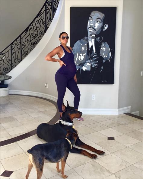 Kevin Harts Pregnant Wife Eniko Parrish Shows Off Baby Bump At