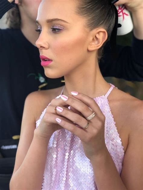 Sag 2018 Awards Millie Bobbie Brown Nail Art Allure Millie Bobby