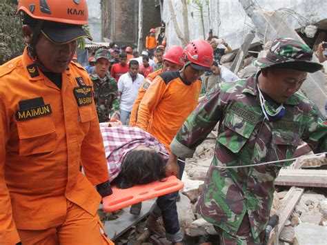 indonesian earthquake death toll rises to 102 as rescue efforts continue the independent the