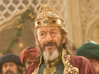 L'acteur anglais ronald pickup, vu au cinéma dans les films indian palace, les heures sombres il a partagé l'affiche avec robert de niro dans le film mission (palme d'or au festival de cannes 1986), il a également figuré au casting du blockbuster prince of persia : Prince of Persia: The Sands of Time