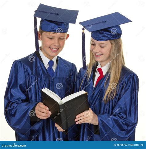 Dos Niños Graduados Que Leen Un Libro Fotografía De Archivo Libre De