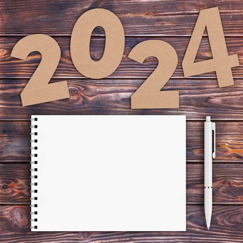 Números de cartolina 2024 feliz ano novo sinal perto de caderno de capa