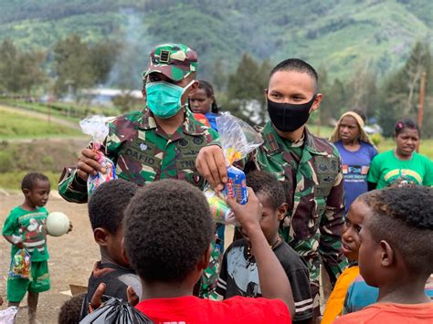 5 orang anak sedang bersedih alasannya di. Prajurit Raider 500 Bagi Bingkisan Natal untuk Anak Sekolah Minggu di Pedalaman Papua ...