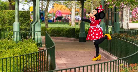 Distanced Minnie Mouse Meet And Greet At The Epcot World Showcase