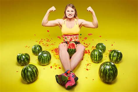 strongwoman crushes watermelons with her thighs guinness world records italian show guinness