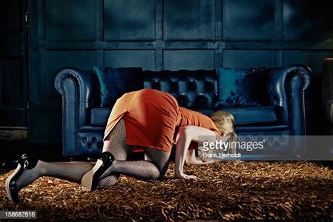 Looking Under Rug Photos Et Images De Collection Getty Images