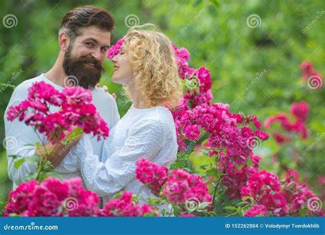 Beaux Jeunes Couples Embrassant Et Embrassant Homme Affectueux De Beau Jeune Amour Sensuel De