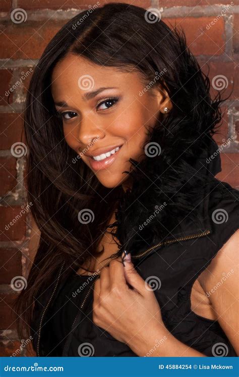 Belle Femme De Couleur Sexy D Afro Américain Portant Le Noir Occasionnel Photo Stock Image