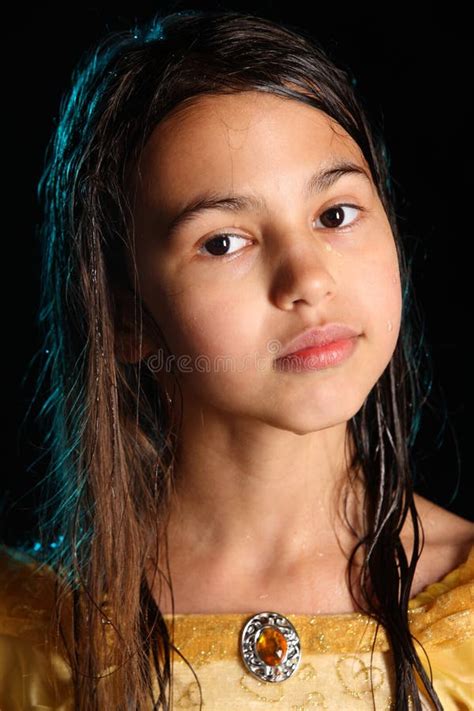 Jeune Fille Brune Brune Aux Cheveux Noirs Posant Dans Un Aquazone Noir Image Stock Image Du