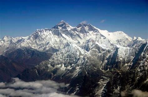 Mt Everest Avalanche 2015 8 Dead More Missing After Nepal Quake