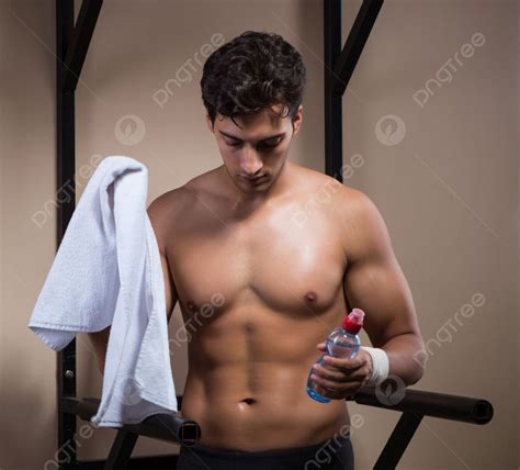 الرجل العطشان يشرب الماء في صالة الألعاب الرياضية رجل عطشان يشرب الماء في صالة الألعاب الرياضية