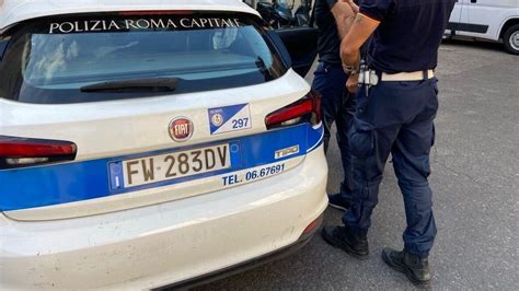 Armato Di Coltello Minaccia I Vigili E Danneggia Auto Di Servizio