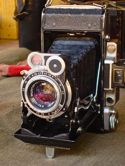 Antique Camera At A Flea Market In Moscow Fotos