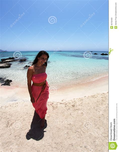 Sexy Meisje Die Op Het Strand In Een Koraalkleding Lopen Stock