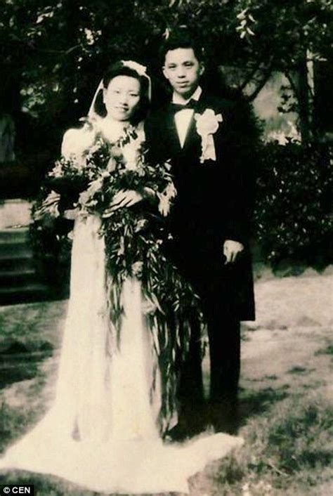 chinese couple recreate wedding shot 70 years after they were married