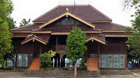 Di setiap rumah adat, kamu akan menemui pura yang digunakan untuk berdoa bagi masyarakat bali. Rumah Adat Lampung: Sejarah dan Penjelasan Lengkap Beserta Gambar