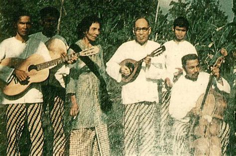 Kuintet bentuk penyajian musik yang dibawakan oleh satu grup yang terdiri dari lima pemain musik yang bermain secara bersama. Sejarah Musik di Indonesia | Kumeok Memeh Dipacok