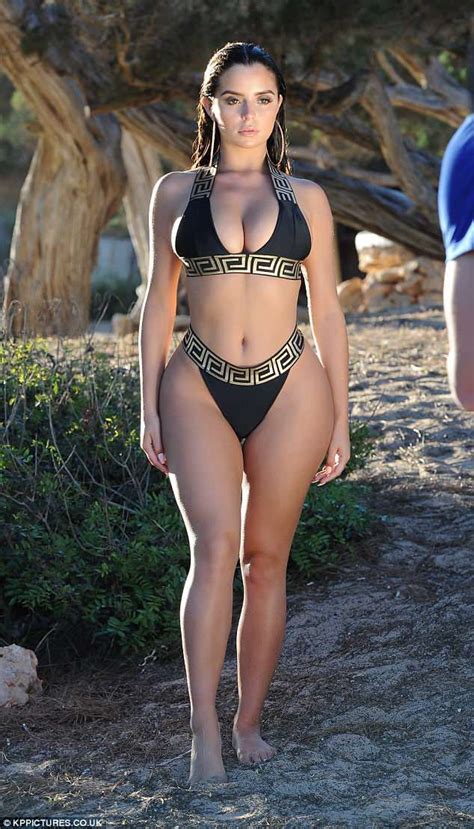 Demi Rose Flaunts Her Sensational Curves In A Plunging Bikini Demi Rose Bikinis Demi Rose Mawby