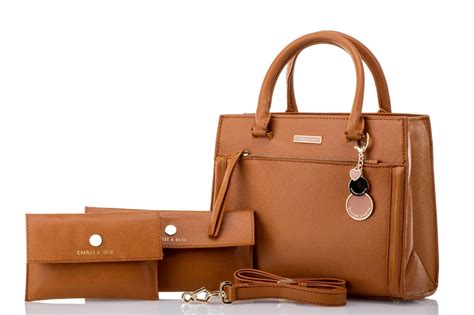 Seperti diketahui rata rata wanita mempunyai banyak tas maupun dompet yang bisa dipakai untuk setiap acara dan waktu yang berbeda. Model tas wanita branded terbaru 2015 | Info Terbaru ...