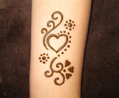 Pin By Roberta Boyd On Free Hand Glitter Tattoos Beginner Henna