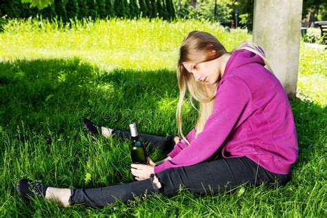 Betrunkene Junge Frau Mit Flasche Alkohol Stockfoto Bild Von