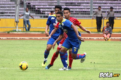 Setiap orang yang senang akan pertandingan sepak bola, pasti berbagai macam jenis game judi online tersedia di situs betting ini. Foto : Arema Ganyang Wakil Malaysia - Bola.net