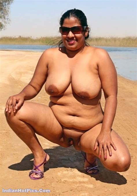 Desi Rand Aunty Raste Pe Nude Photos
