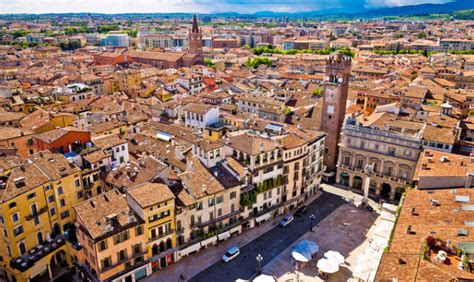 Le best western verona est un hôtel de charme proposant des chambres équipées d'une télévision à écran plat, d'une climatisation et d'un minibar. Verona, struttura ed architettura Unesco