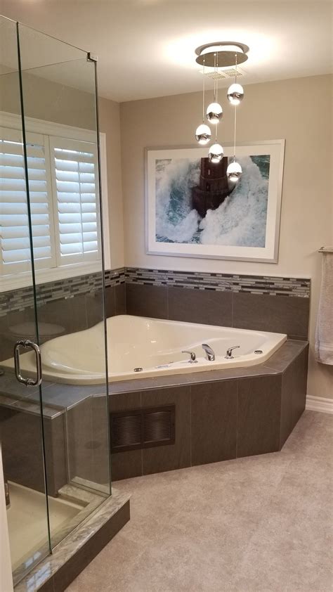 After immigrating to california from italy in the early 1900s, the jacuzzi family initially made their living as inventors, designing advancements in. Updated jacuzzi tub with accent tiles | Tub remodel ...