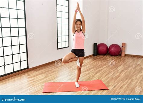 Adorable Fille Faisant Du Yoga Au Centre Sportif Image stock Image du personne sérieux