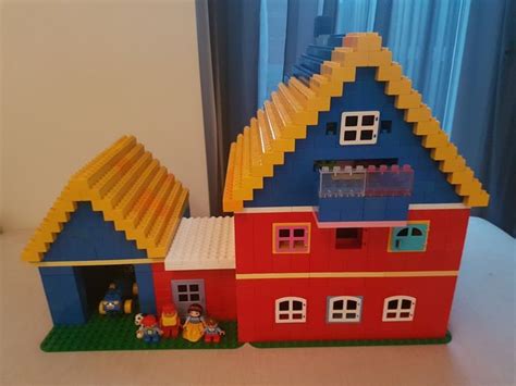 Das geht schnell und ist kinderleicht. Hier siehst du ein Haus mit Garage aus LEGO® Duplo, das ...