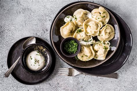 Pelmeni are dumplings of russian cuisine that consist of a filling wrapped in thin, unleavened dough. Pelmeni (russische Teigtaschen) - Rezepte | fooby.ch