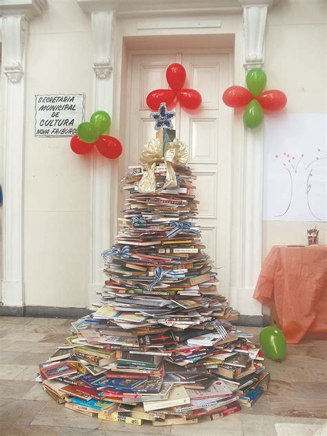 Árvore de Natal ganha livros no lugar de enfeites e bolas Jornal A