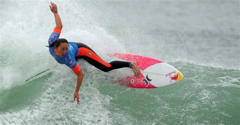 World Surf League Offers Equal Prize Money For Female Surfers Huffpost