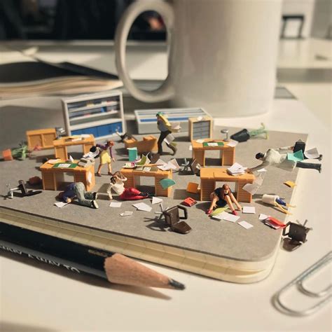 Historias En Miniatura Con Material De Oficina Por Derrick Lin