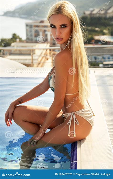 Donna Sexy Con Capelli Biondi Ed Ente Perfetto In Bikini Lussuoso