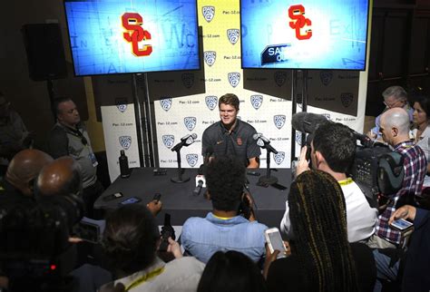Quarterback Retreat As Expectations Swell Uscs Sam Darnold Finds