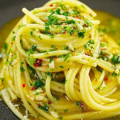 There have been times when i've needed to keep my grocery costs way down and this meatless recipe has been there for me. Spaghetti aglio, olio e peperoncino in 2020 (With images ...