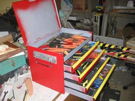 Here a simple, well made tool box is what you need. Home-made tool box from recycled materials - bolis.com