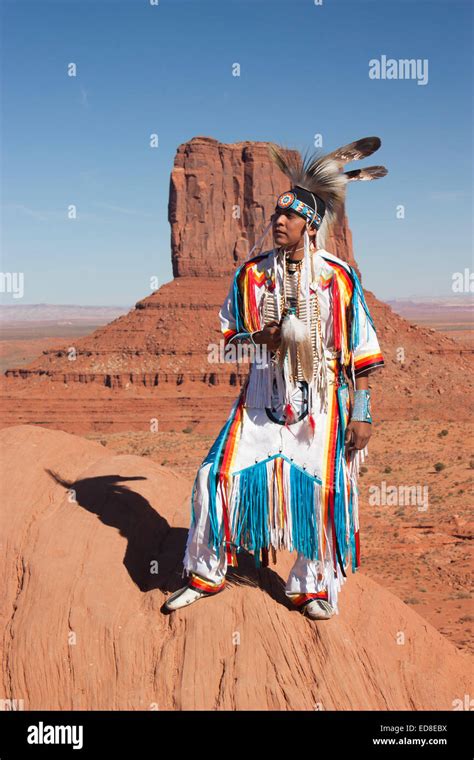Homme Navajo En Vêtements Traditionnels Monument Valley Navajo Tribal