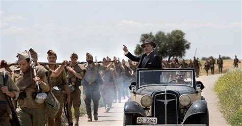 Durante las horas de juego, hablan sobre sus errores del pasado, curan viejas. ¡Otra película de la guerra civil!